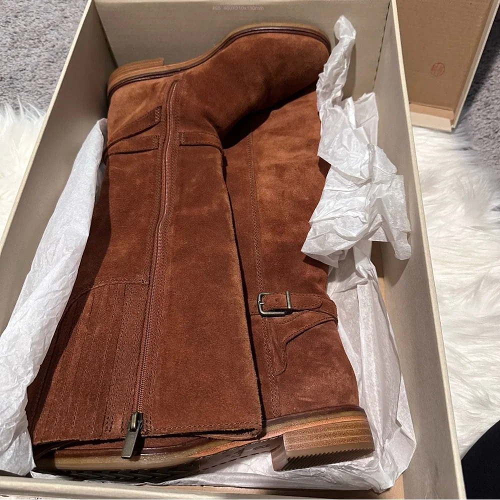 New in box Clarks Clarkdale CLAD Dark Tan‎ Suede